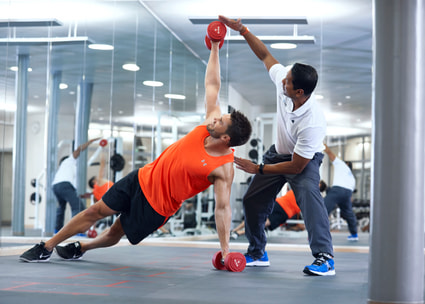 Fitnesspark Personaltraining mit Hanteln